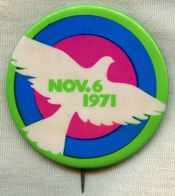 Large, Beautiful, & Rare Nov. 6, 1971 NYC Peace March/Rally Badge Sponsored by NPAC