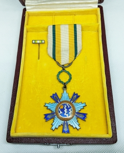 Ca 1950 Taiwan ROC Medal of the Brilliant Light 2nd Class in enameled Silver with Case & Stick Pin