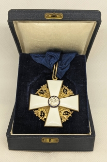 Beautiful Cased WWII era Finland Order of the White Rose Commander Cross in Gilt & Enameled