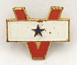 Cool Early WWII V for Victory Man in Service Pin