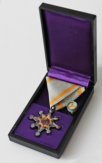 WWII Imperial Japanese Order of the Sacred Treasure, 8th Class in Original Case