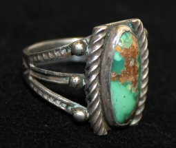 Beautiful 1920's - 1930's Women's Navajo Silver & Turquoise Ring. Small Size.
