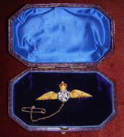 Stunning Early WWI RFC 15ct Gold Sweetheart Wing in Box <p>NOT CURRENTLY AVAILABLE