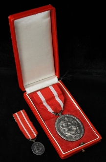 Swedish Red Cross Silver Medal for Service in WWII in Original Case with Miniature