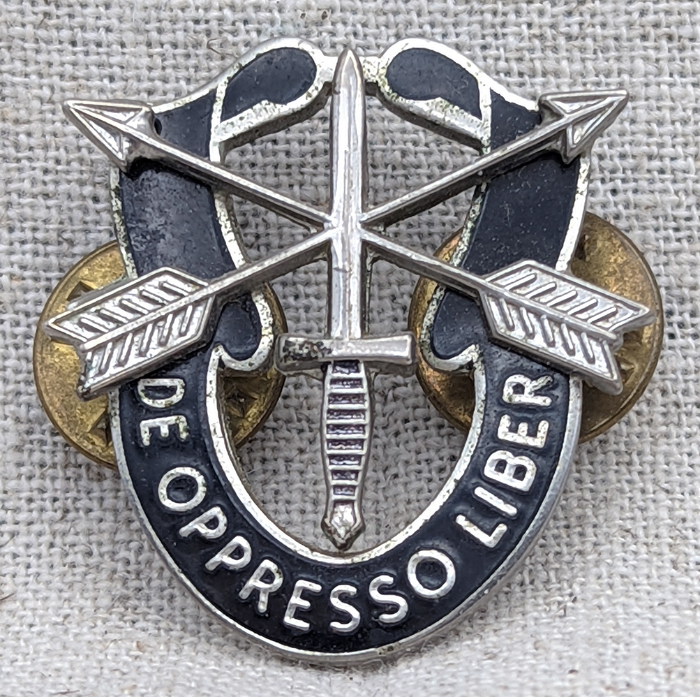 Vietnam Era Special Forces Crossed Arrows Pin Set 