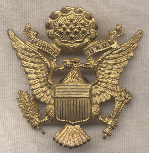 A22-068 US Female Officer Cap Badge ^