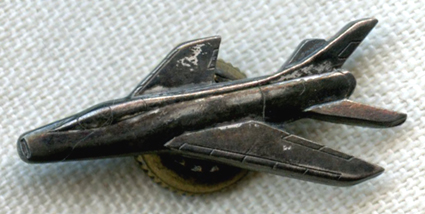 F100 Super Sabre GOLD 3D LAPEL HAT PIN UP MADE IN US AIR FORCE AFB KOREA VIETNAM 