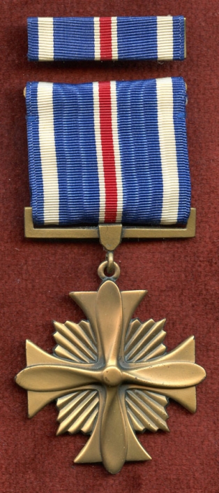 米軍殊勲飛行十字章　Distinguished Flying Cross Distinguished Flying Cross (United States) - Wikipedia