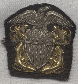 WWI US Navy Officer Hat Badge in Bullion with a Right-Facing Eagle