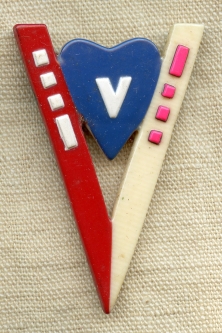 Wonderful Large WWII Bakelite / Catalin Plastic "V" for Victory Sweetheart Pin